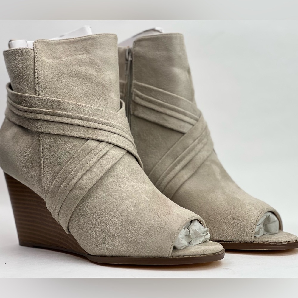 Journee Collection Women's Sabeena Bootie Size 8 .5, new